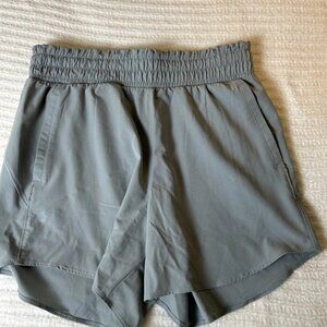 Under Armour UA Shorts Women's Size M Medium Gray Running Athletic Pockets
